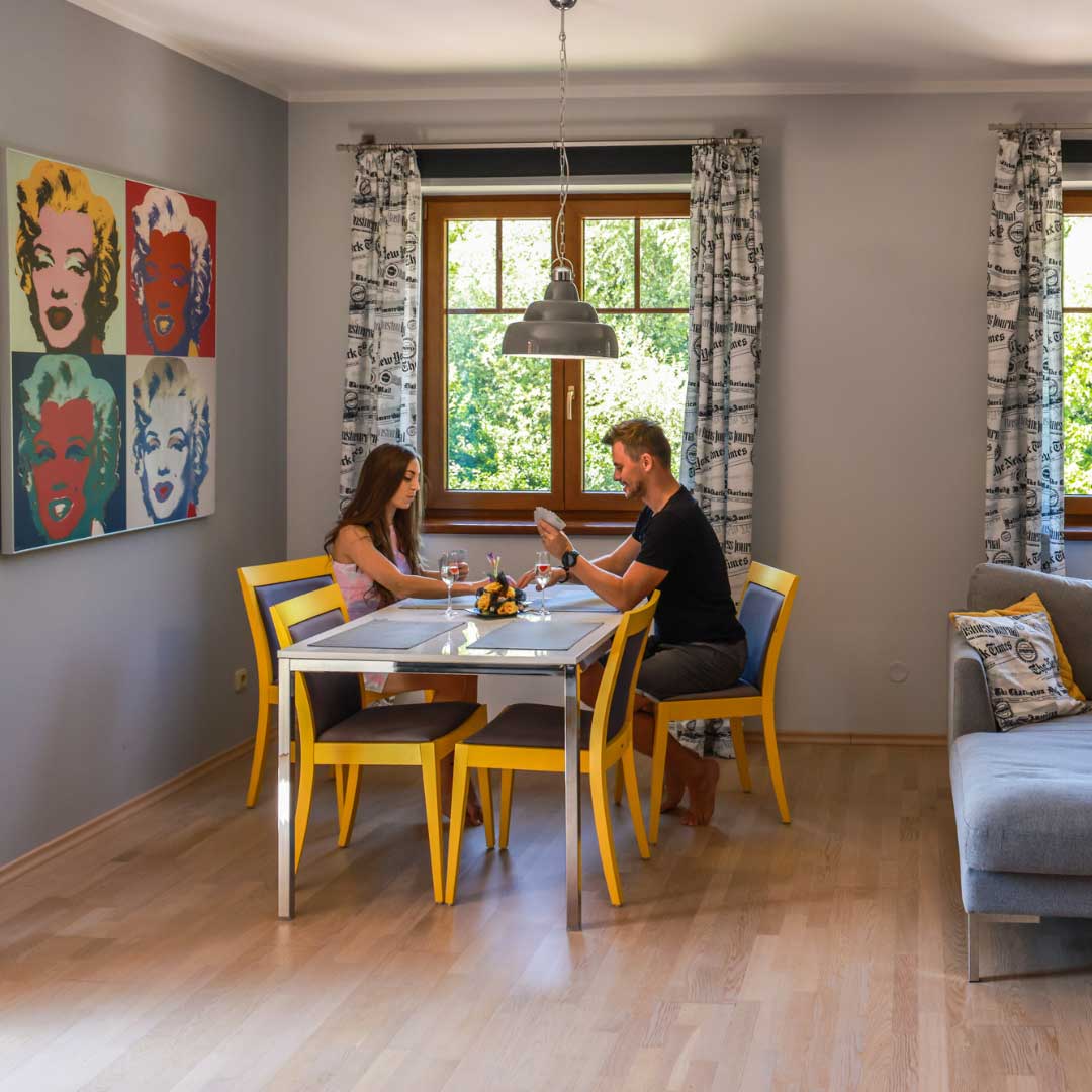 pár hraje karty na stole v obývacím pokoji