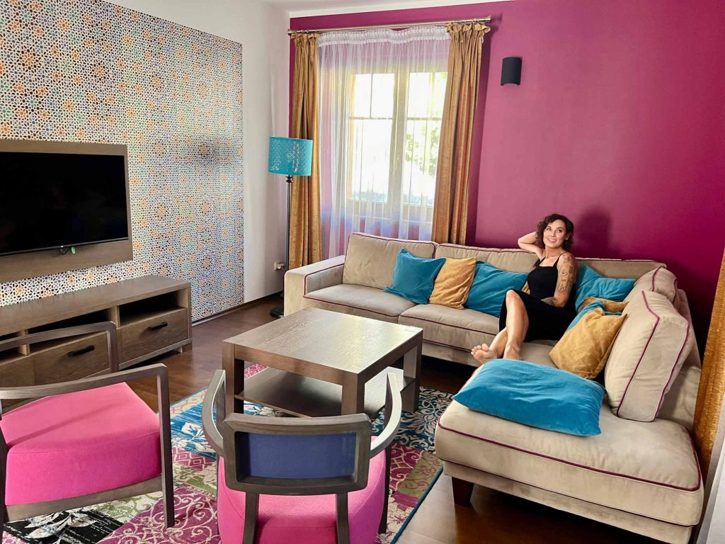 žena sedící na pohovce v apartmánu Orient