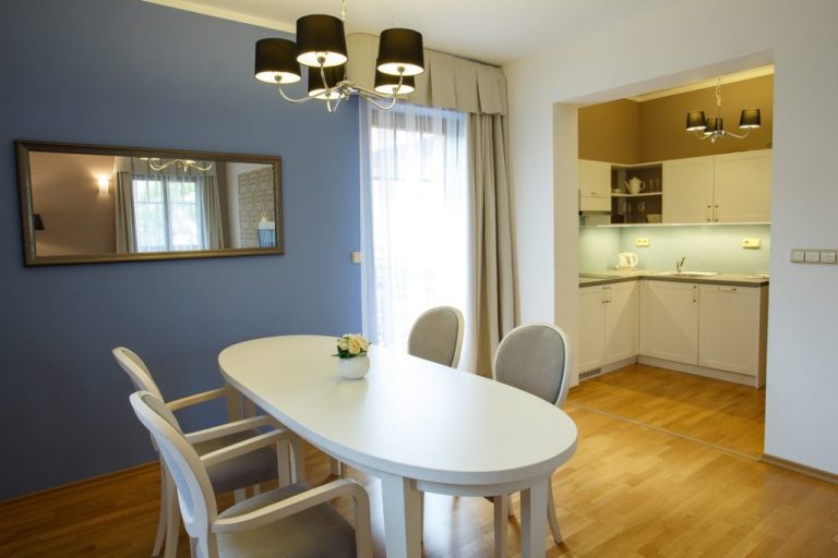 Apartmán Venezia ve Vile TERRA Luhačovice, jidelní stůl