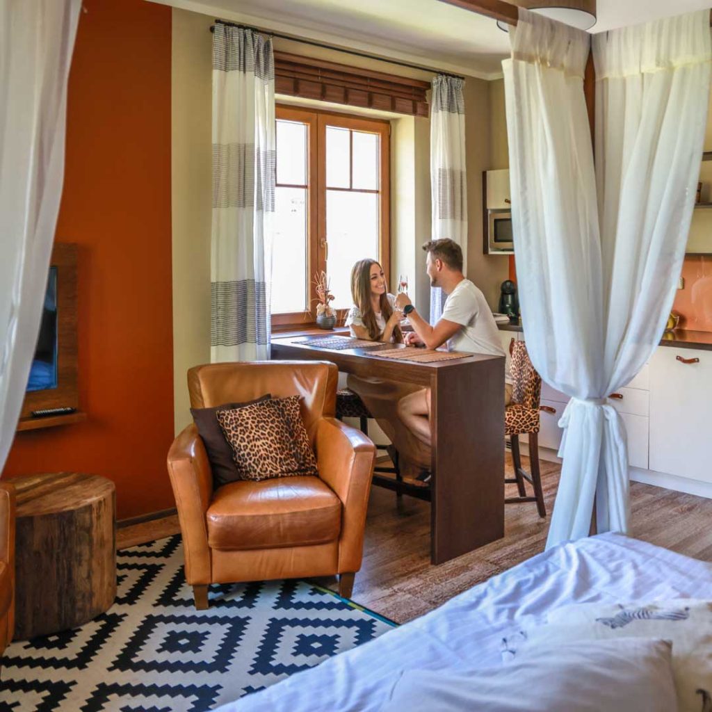 Pár v kuchyni apartmánu Safari