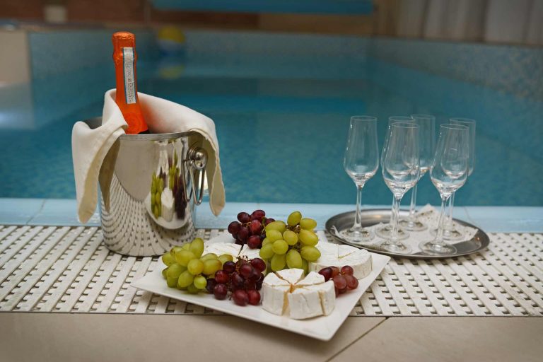 aperitiv u bazénu ve Vile TERRA